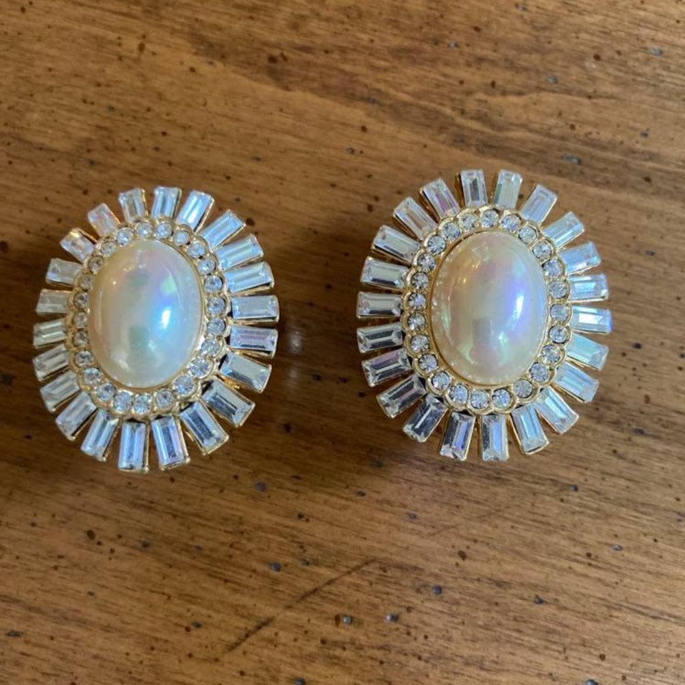 Beautiful pearl and baguette pierced earrings